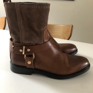 Tommy Hilfiger boots  - Bruna skinn/mocka boots från Tommy Hilfiger.stl 37