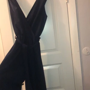 Jumpsuit - Jättefin mörkblå jumpsuit, knappt använd 🦋