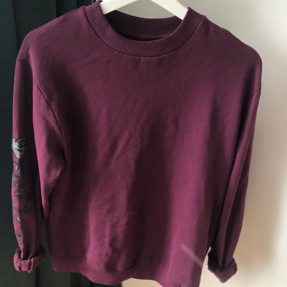 Vinröd/lila tröja från nakd som är supermysig med gråa rosor inbroderade på underarmarna. Lite oversized. Frakten blir 44kr🌻. Hoodies.