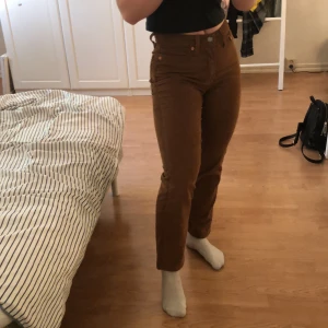 Manchesterbyxor - Säljer mina Wedgie Straight byxor i brun Manchester. Jag har använt dom ett fåtal gånger men inte längre vilket är anledningen till varför jag säljer dom. De är mycket korta i storleken och passar perfekt för mig som är 154cm. De har en lätt stretch och sitter bra! Köparen står för frakten. ❤️