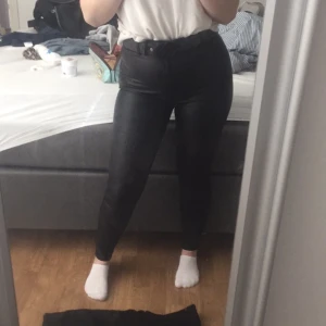 Skinbyxor  - Hej, säljer dessa skinbyxor pågrund av att dom är för små, 150kr + frakt nästan helt oanvända, storlek 36 men passar 38 också