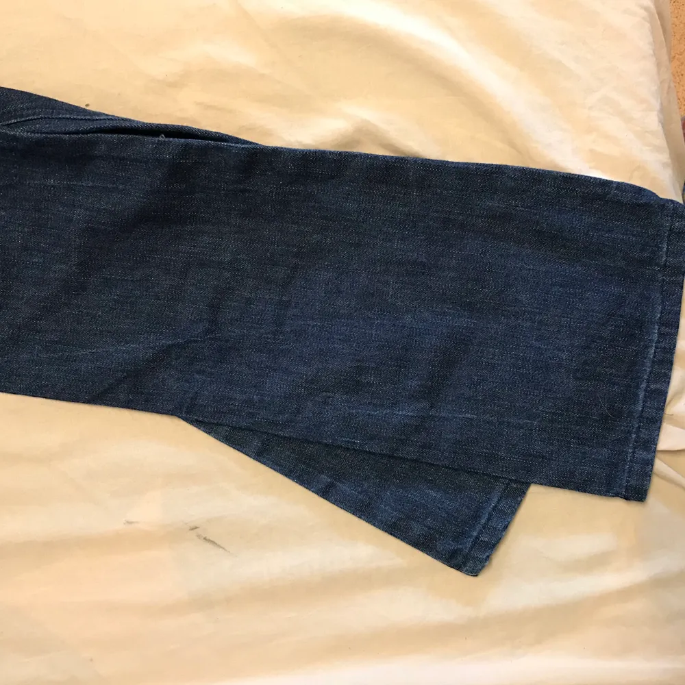 Såå ledsen att jag behöver sälja denna då den e för liten för mig😭 super fina jeans med så cool mönster på bakfickorna, jeansen är flared på botten❤️ obs frakt:50kr. Jeans & Byxor.