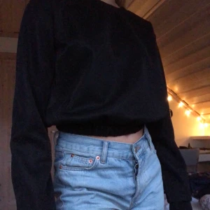 Glittrig sweatshirt - Supersnygg, lätt glittrig sweatshirt till både fest och vardag😍  stl L men passar en XS-S perfekt. 