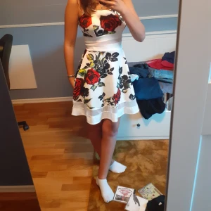 Blommig klänning - Cut outs med genomskinligt i midjan och längst ner