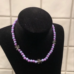 Pärlhalsband med berlocker - Pärlhalsband med ängel berlocker💜🌟 49kr+11kr frakt💕