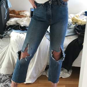 jeans från monki som jag klippt själv, både längd och hål på knäna, jättefina men tyvärr för små för mig 😢 skriv privat för fler bilder :) nypris 400