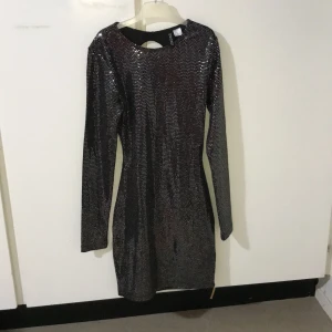 H&M klänning   -  Sitter tight i kroppen. Stl. XS från H&M inga fel på klänningen. Kostar 170kr med frakt. Använd en gång. Frakt Tillkommer 💕