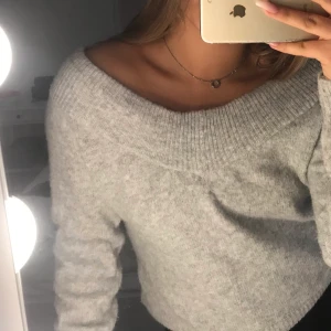 Offshoulder tröja  - Grå offshoulder tröja väldigt bra skick. Aldrig använd !! Säljer då den inte kommer till använding😆 