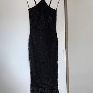 En svart glittrig klänning i storlek XS