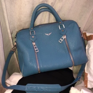 Blå zadig väska - Superfin rymlig zadig väska sparsamt använd🦋 nypris är drygt 5000, säljer för 2600💙 Width x Height x Depth: 37 x 23 x 17 cm. Skriv för fler bilder🐬