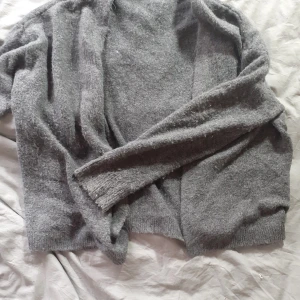 Mysig grå kofta! - Mysig stil, skönt och mjuk känsla och passar ovanpå allt  c: