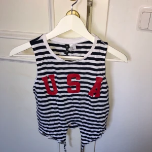 Magtröja - Magtröja med som går att knyta upp i fram (se bild 2). Strl XS. Aldrig använd