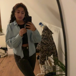 Jeans skjorta 👔  - Jeans skjorta. Andvända endast 1 gång. Storlek XS💖