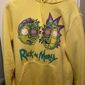 Supersnygg hoddie - Säljer nu denna super snygga hoddie med tryck av Rick and morty från london. Väldigt unik och cool. Säljer för att den inte används. använd få tal gånger