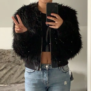 Hårig jacka 🦍 - Aldrig andvänd. Fick den i present för några månader sedan. Storlek S men om du kar storlek M kan du också ha den! 💖