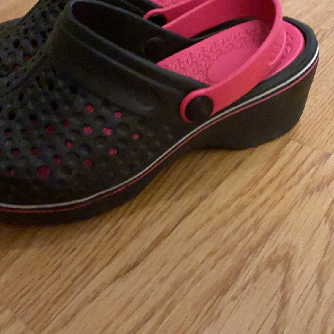 svarta/ rosa chunky sandaler - 90