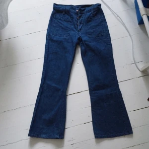  - mina älskade utsvängda jeans från slutet av 70 talet som tyvärr har blivit för små för mig </333
