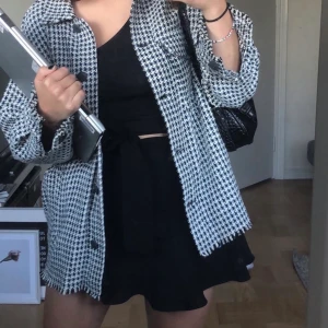 zara jacka - säljer min fina jacka från zara💜storlek xs men den är lite oversized i modellen som ni ser på bilden :) 