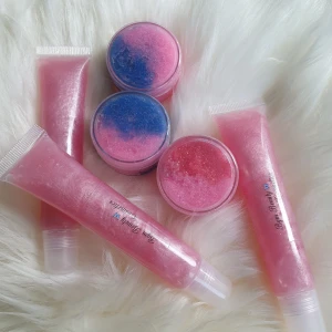 Lipgloss  - Lipgloss 40kr/st, det finns många smaker som cocos, strawberry kiwi, vanilj, jordgubb, ananas, bubblegum, äpple, vaniljros(en blandning av vanilj och ros olja). Dem innehåller cocosolja, E vitamin, smakolja, lipgloss base, lipgloss glitter/pigment. Frakt är 10kr