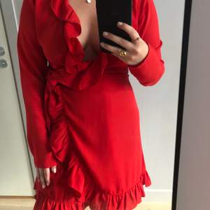 Röd super fin klänning från NA-KD som endast använts vid 1 tillfälle. 100kr+frakt