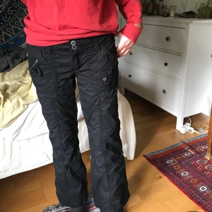 Esprit byxor - Säljer dessa Esprit byxor köpta på Secondhand! De är lite för korta för mig och jag är 172! Köparen står för frakt eller möts jag upp på söder