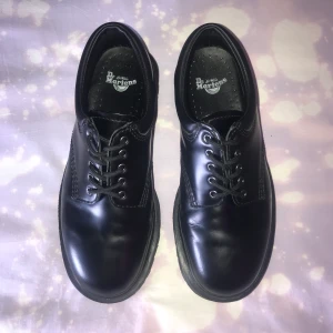 DR. MARTENS QUAD PLATÅ 8053 - DR MARTENS MED PLATÅ, modell 8053 i nyskick. Helt felfria! Använda endast till affären och då med sula i. Säljes för de är förstora. Innermått ca 26,6cm. Finns i sthlm. Möts eller skickas för 100kr i porto. Nypris ca 2000kr. Priset kan diskuteras vid snabb och smidig affär. Smörjs innan de säljs! ✨