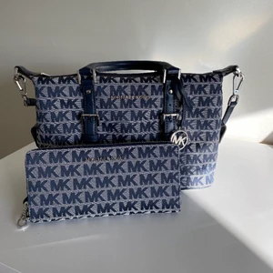 Michael kors väska och plånbok - Blå mönstrad michalkorsväska med tillhörande plånbok i mycket bra skick använd högst två gånger inköpta i USA. Originalpris 3500kr säljes för 1000kr (frakt ingår)