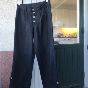 L ’Homme rough signature pants size 48 - Super fina byxor från L ’Homme rouge. Använda men fortfarande i superfint skick. Strl 48 fits tts. Nypris 2800 kr. 