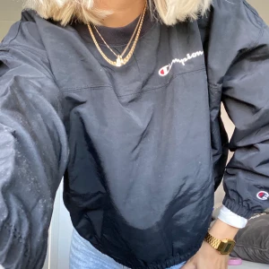 Vindjacka champion - En svart vindjacka från champion. Man kan se materialet på sista bilden. Superfin och Helt oanvänd prislappen sitter kvar. Köpte den för 700. Köparen står för frakten! Pris kan diskuteras. OBS säljer den för att jag trodde det va annat material.