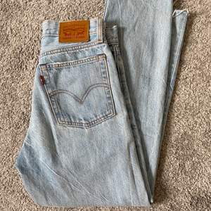 Ankellånga Levis’s jeans, modellen wedgie straight, i storlek W24. Jeansen har en rå kant nedtill och är i fint skick. Köparen står för frakt :) 