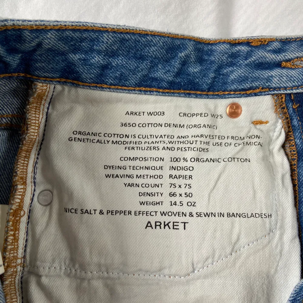 Ankellånga jeans från arket i storlek W25. Säljer pga för små men är i mycket bra skick. Passar mig på längden som är 165. Köparen står för frakten :) Köpta för 690. Jeans & Byxor.