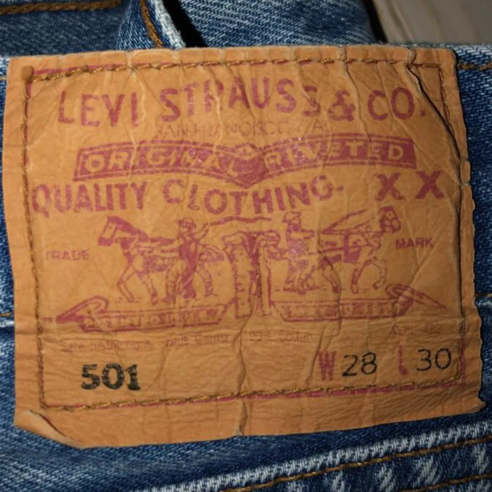 Ett par Levi’s 501 avklippta till shorts med waist 28. Saknar en av knapparna vid gylfen men det märks knappt eftersom det är flera knappar på rad. Frakt tillkommer, kan även mötas upp i Stockholm!💖. Shorts.