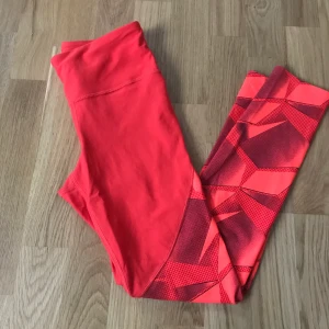 Tights från Under Armour - Väldigt snygga tights från Under Armour. Höga i midjan och skönt material. De är använda en gång. Storlek XS❤️