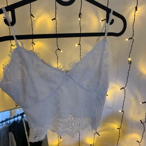 Topp strl XS. - Köpt på newyorker för 79kr. Passar som en S.