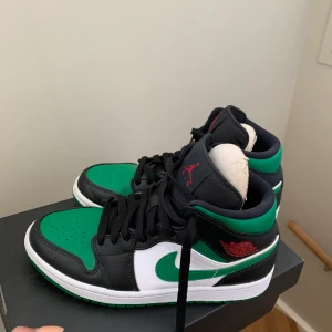 Jordans  - Tänkte sälja mina snygga jordans 1 MID, gröna! Dom är knappt använda som ni ser på bilderna därför jag säljer dem! Storlek 40 men passar 39 också! Köparen står för frakten! Buda på💖 