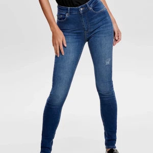 Jeans från only - Blåa högmidjade jeans från only i storlek xs, längd 32. Sparsamt använda. 