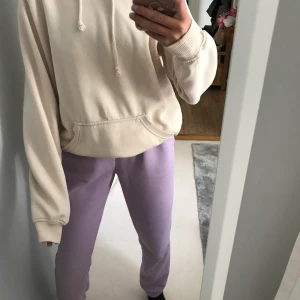 Beige hoodie storlek xs - En beige hoodie från bikbok i storlek xs men skulle mer säga storlek s ganska nopprig så att ni vet frakten ingår inte