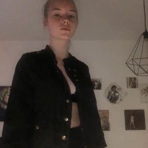 Sommarjacka - Perfekt jacka-ish att ha på sommarkvällar. Den är köpt på h&m för ganska länge sedan men den är knappt använd. Köparen betalar frakt om vi inte möts i Kalmar.