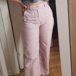 Dr.Denim - Otrolig fina byxor från Dr.Denim. Bara använda ett fåtal gånger, verkligen ett fynd. Nypris är 599, mitt pris är 500+ frakt då byxorna har små fläckar ( jag kan skicka bilder på de i dm) 💖