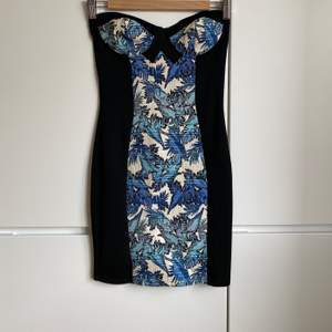 Topshop 90s strapless bodycon mini dress. Black stretch and “tapestry” print in the center. Size 36. Perfect condition, never worn.