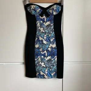 Topshop 90s strapless bodycon mini dress. Black stretch and “tapestry” print in the center. Size 36. Perfect condition, never worn.