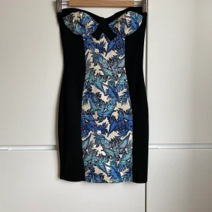 Topshop mini dress - Topshop 90s strapless bodycon mini dress. Black stretch and “tapestry” print in the center. Size 36. Perfect condition, never worn.