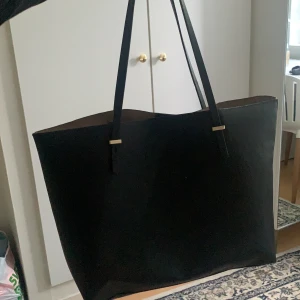 Väska från Hm - Säljer min skolväska från hm! Använd mycket men fortfarande väldigt bra skick! Perfekt att ha som skolväska i höst eller strandväska nu på sommaren! Köparen står för frakten! Priset kan diskuteras vid snabb affär!!🥰🥰