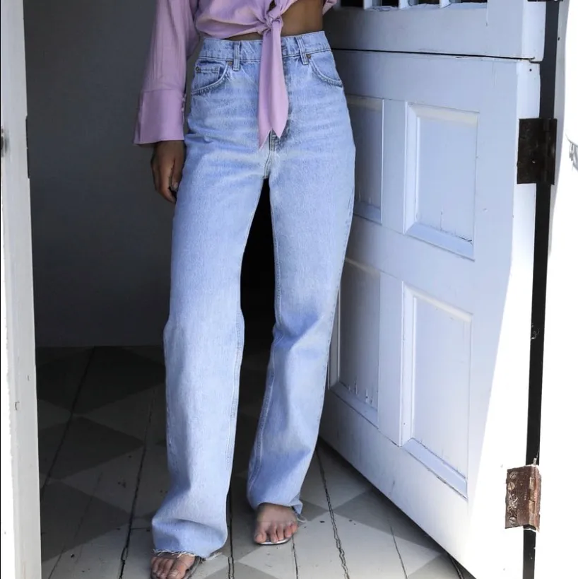 Säljer dessa trendiga Zara jeans i stl 36 då de inte passar, lappen kvar. Jag är 167 cm. Möts i stockholm, köparen står för frakt! Oseriösa köpare blockeras. Buda i kommentarerna!! 🔴❗️MINA BILDER❗️🔴 fråga om tillåtelse innan ni lånar dem. Jeans & Byxor.