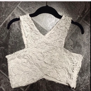 Crop top från Nelly - Snygg vit crop top i spets från NLY design. Supersnygg passform! Endast testad! Storlek 36.