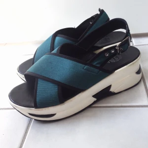 Sandaler med sneakersula - Avhämtning eller +79 för frakt