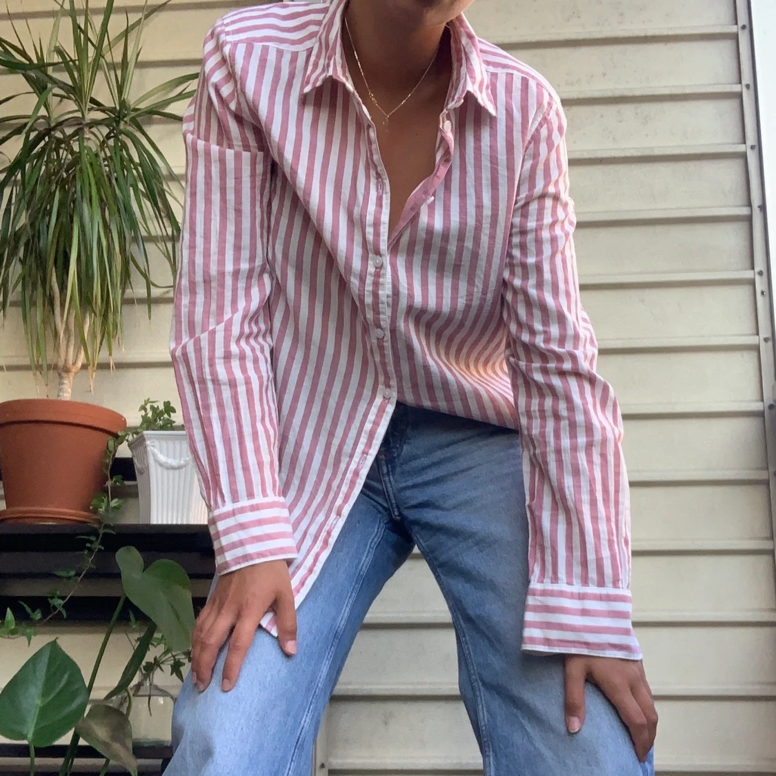 Rosa-vit-randig skjorta