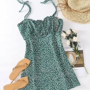 Sommarklänning  - Väldigt fin sommarklänning som är justerbar vid axelbanden, otroligt fin att ha vid stranden, shoppingrundan eller vid fest. Grön klänning med vita blommor, något som gör den väldigt somrig och fin. Precis som du💕