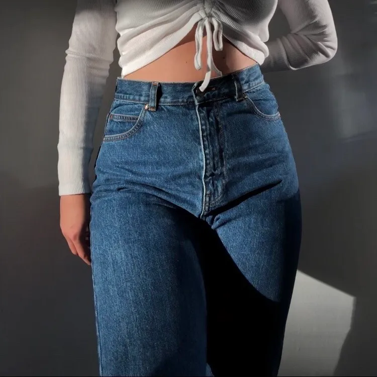Säljer mina fina retro Mom jeans från Dr Demin. Jeansen är i modellen Nora och är aningen croppade. Sparsamt använda och är i fint skick! Priset kan diskuteras.                               Nypris:600kr. Frakt tillkommer!!. Jeans & Byxor.