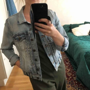  - Skitsnygg jeansjacka som aldrig använts pga andra favoriter. Förtjänar ett bättre hem😊 (nypris 800).